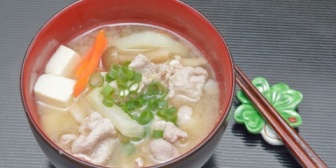 母の豚汁はすごく美味しい。嫁の味噌汁はいつもインスタント。