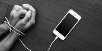 私生活がスマホに支配されている…止めたいけど止められない。毎日疲労が溜まって悩んでいる