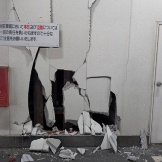 パチ屋の駐車場の壁に大きな穴を開けて逃走する事案が発生した模様