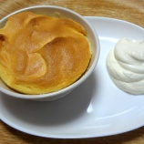 『焼き立てカスタードスフレ生クリーム添え』の画像