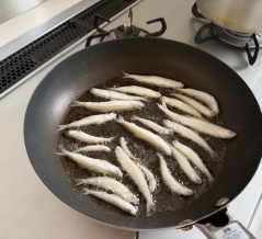 ワカサギの南蛮漬けとトースターで鶏皮せんべいの晩ごはん