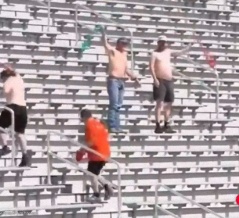  アメフトの試合で1人の男が脱いだシャツを振り回して応援→我も我もと大軍団に成長する