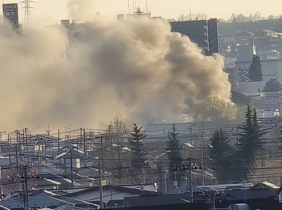 【火事情報】青森県八戸市柏崎付近 建物から黒煙あがる火災4月19日 #青森 #八戸 #火災
