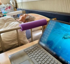 祖母に寄り添いながら