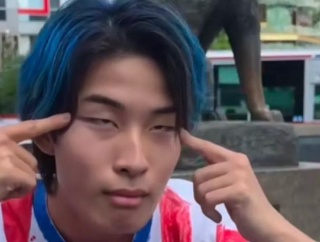 日本の有名インフルエンサーの「つり目ポーズ」に韓国人がブチギレか！？　韓国の反応。