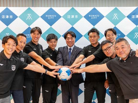 創部60周年で東海初優勝。胸にはNUMAZU。沼津市役所サッカー部が東海王者として全国大会に挑むってよ。