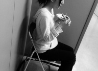 【悲報】岡田奈々がぼっち飯中の佐々木優佳里を晒す