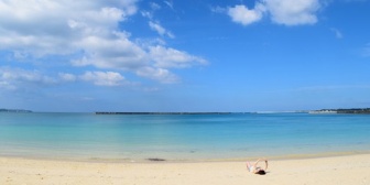 嫁が「高校時代の女友達2人と男1人で沖縄旅行したい」と言っている。どう思う？