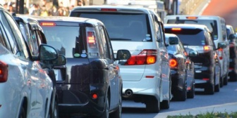渋滞中、前の車が小刻みに発進して車間を詰めてた。変な運転してないで一度に詰めればいいのに…