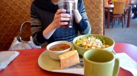 【話題】1人で外食は恥ずかしい? 男性の4割が1人外食に抵抗