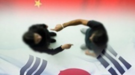 韓国人「中国で本物のプラダを見たことないニダｗ」 中国人「私もソウルで本物の“顔”を見たことないけど？」