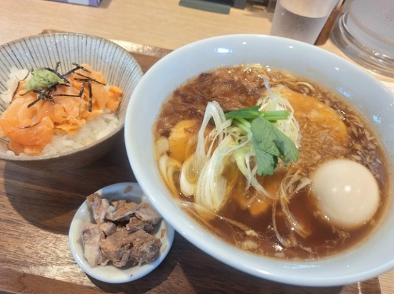 富山市山室にオープンしたラーメン店『らーめん出汁と麺』で『醤油煮玉子らーめん＋ミニ鱒寿司丼セット』と『塩らーめん＋ミニまぐろさサス丼セット』食べてみた。