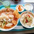 タイのピンクスープ麺イエンターフォーを「ゲウチャイ新宿店」で（タイ人のソウルフード）