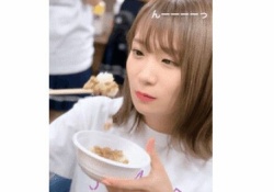 かわヨｗ 秋元真夏　じーーーー、あーん、ぱくっ！むぅーーーｗ