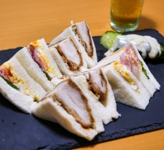 妻が居ない夕食はワンプレートでサンドイッチと「新しい夫婦茶碗」