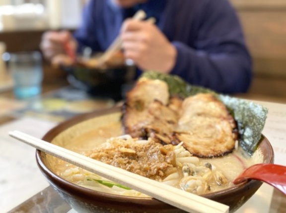 僕「テーブル席座ろ😚」店員「相席お願い出来ますか😊？」僕「へ？」店員「混んでまして😊💦」