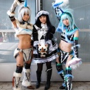 【画像】美人コスプレイヤーさん、公衆の面前で下品に大股開きしてしまう