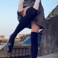 【画像】女さん、パンツが見えないように靴下を履き直してしまう