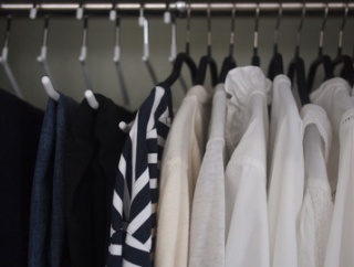 似合わない服を手放して、心を軽くする