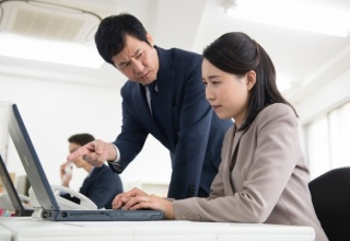 【呆然】ワイの会社「このババア(33)婚期逃したな……せや！出世コースに乗せて仕事一筋に育て上げたろ！」→結果ｗｗｗ