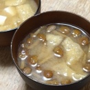 なめこと豆腐と油揚げの味噌汁