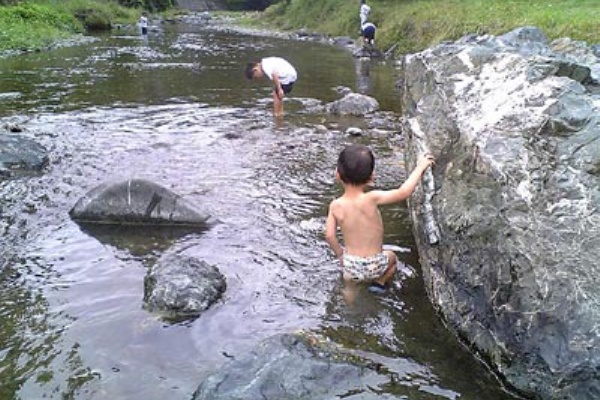 水ギワ族 パンツ一丁で川遊び