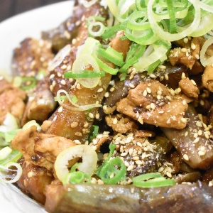 ご飯がすすむ♪揚げ茄子と豚肉の味噌炒め