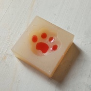 春休みの反動えぐ。と、赤い肉球つくりました。