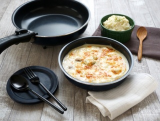 チキンとマッシュルームのホワイトグラタン。ワンパンマッシュポテト。