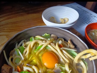 神奈川県のB級ご当地グルメ『カレー焼きうどん』