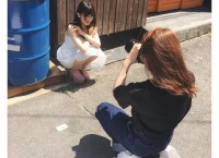 NMB48 東由樹がカメラマンとしてBOMBの撮影に参加！