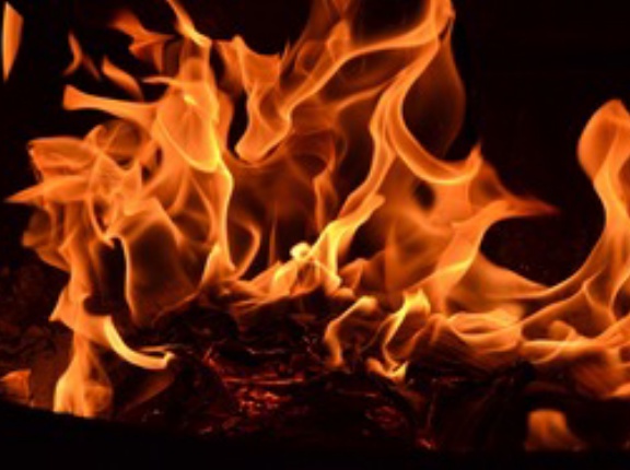 「パソコンが爆発した」と通報…授業中の学習塾から出火し全焼