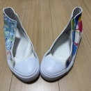 視線入力で描かれた絵でデザインされたステキな色使いのシューズが届きました