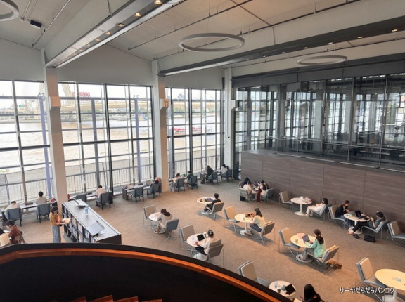 【Prince Vivadhanajaya Library】　at　BOT Learning Center　～電源完備でラマ8世橋の絶景！BOT学習センター内のフリー図書館～