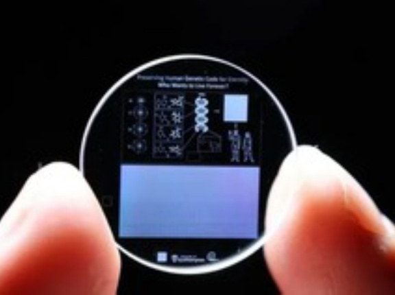 13cmのディスクに360TBのデータを138億年保存できるガラスストレージ技術「5次元メモリクリスタル」