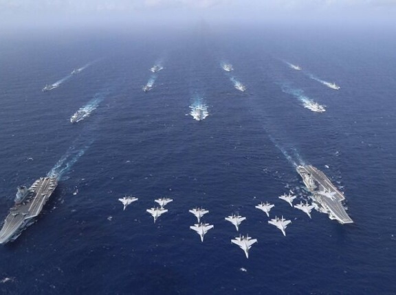 中国海軍空母2隻が日本周辺で米海軍空母の迎撃訓練…米軍役と中国軍に分かれ対抗形式！