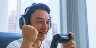 兄と弟がずっと通話しながらゲームをしてて、毎日誰かしらと通話してるのでストレスになってきました。やめてもらえないかな・・・