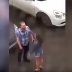 【悲報】まるで映画のような男女のケンカがこれ。最後はハグｗｗｗｗ