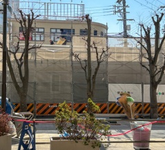 阪急高槻市駅前につくってるトイレの建物ができてきてる