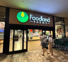アラモアナセンターのフードランドで最後の晩ごはんに絶品ポケを買いました。最近有料になった駐車場とMaikai会員についても触れています。