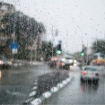大雨の日の運転。もしものために車に備えたもの