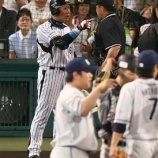 『【野球】阪神・金本、あわやプロ野球人生初の退場危機！9回ストライクの判定に猛抗議！』の画像