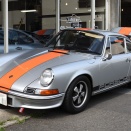 ショールーム前のポルシェ 911
