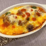 『鳥もも肉のトマト煮込みチーズかけ』の画像