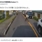 【動画】ヘッドホン女さん、ノールックで車道横断