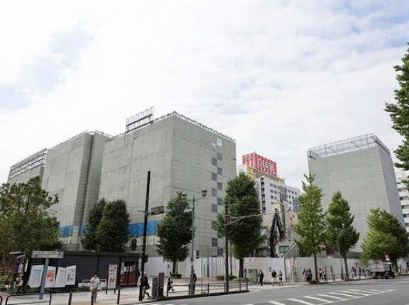 高さ162.13m「関内駅前港町地区第一種市街地再開発事業」の既存建物解体状況！建築計画のお知らせが設置された共同住宅も入る複合施設（2026.10.3）