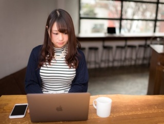 ほどほどに金持ちだと思ってた父が、実は貯金ゼロだったという衝撃。生活もできないから、父の遺品を売って母は働くことに→父友人「故人の遺品を…どうするつもりですか」→修羅場に