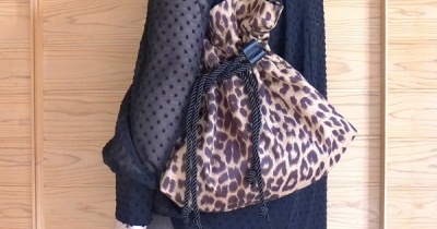 黒コーデが一気に垢抜けた…大人が持ちやすいレオパードバッグが想像以上によかった［PR］