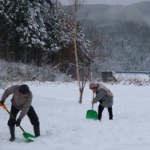 雪かきしたら同じマンションのおっさんが怒鳴り込んできた…慰謝料払わんといかんのか？