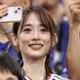 【美男美女】泉里香、W杯を現地観戦。夫の谷口彰悟とのハグショットが話題に。